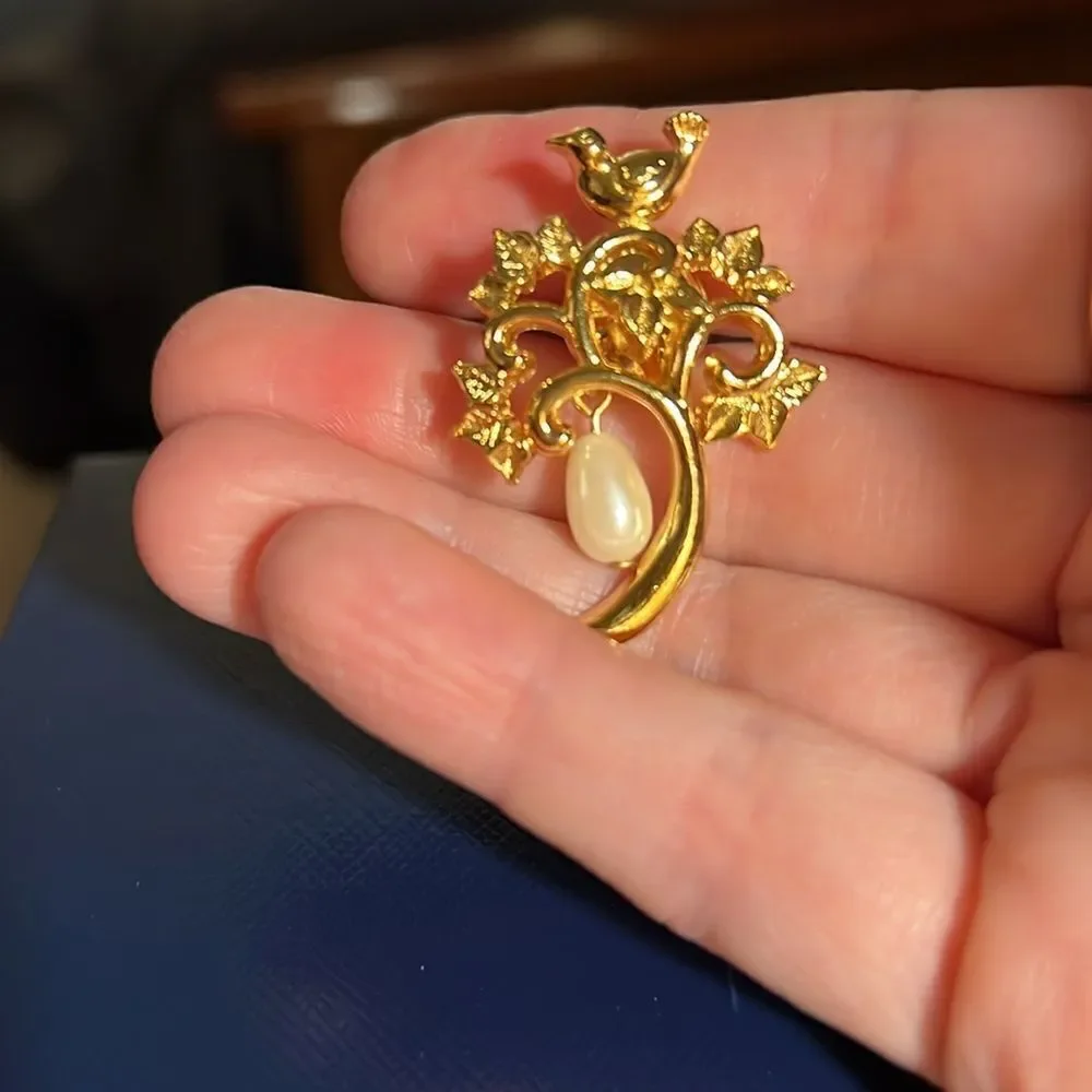Petite Gold Tone Partridge In a Pear Tree Lapel Pin.